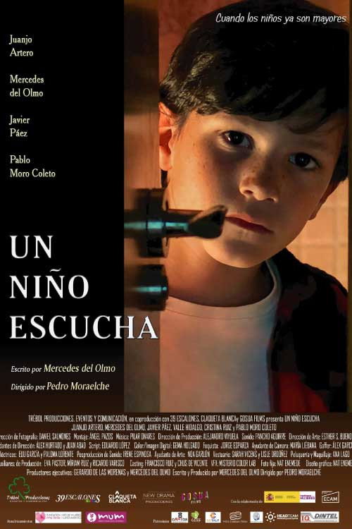 UN NIÑO ESCUCHA
